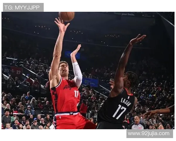 布鲁克洛佩斯：从NBA巨星到篮球战术的创新先锋